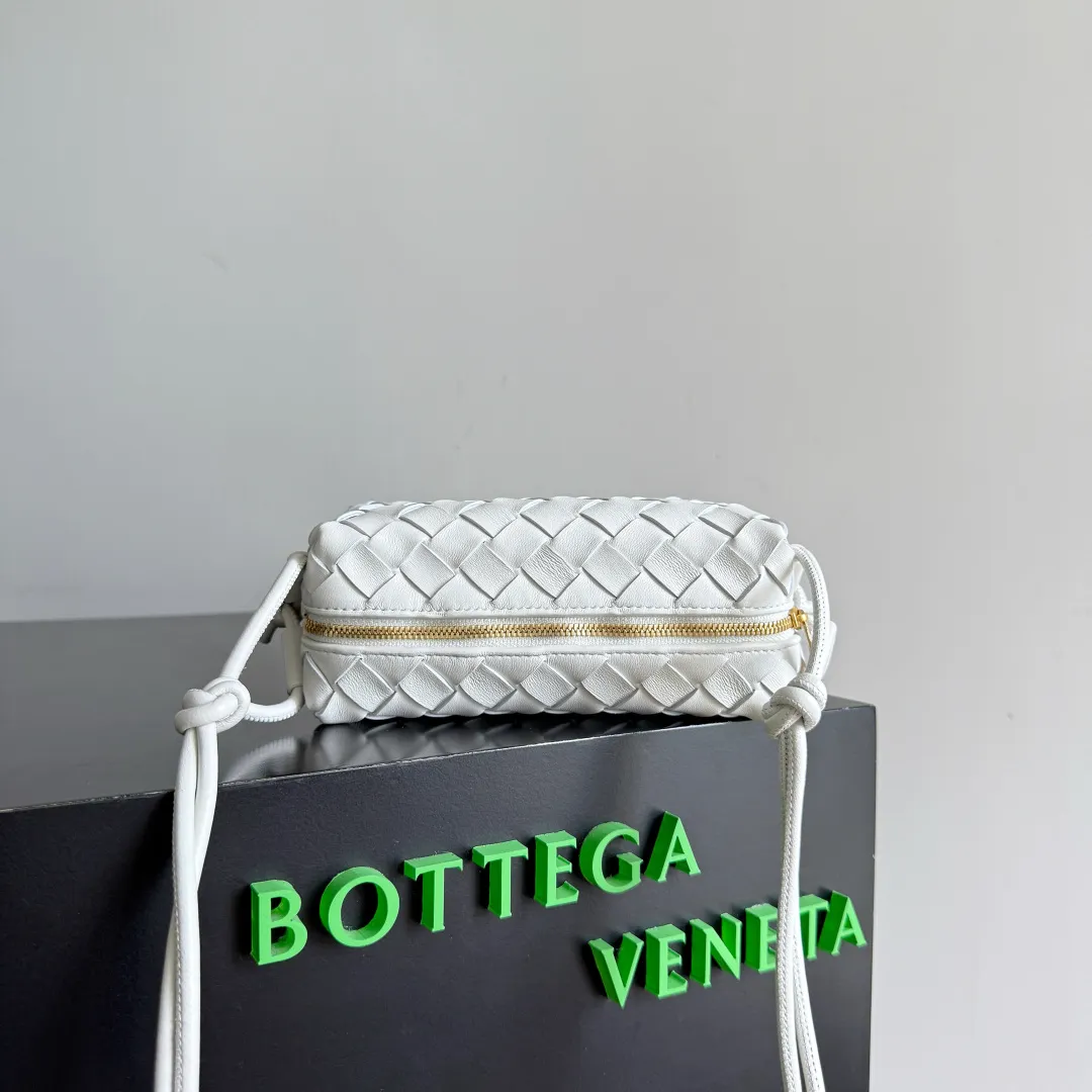 Batch 1560 New version and new color (third generation) 𝗕𝗼𝘁𝘁𝗲𝗴𝗮 𝗩𝗲𝗻𝗲𝘁𝗮 ——— BV’s best value for money, the latest version of the loop camera bag💥, large woven texture, super high quality lambskin as always, with zippers, adjustable drawstrings, it’s especially suitable for the belly💫It can fit anything, and it’s very light weight, suitable🈴️for girls of all ages. Size: 17*10*6cm Style number: 723547